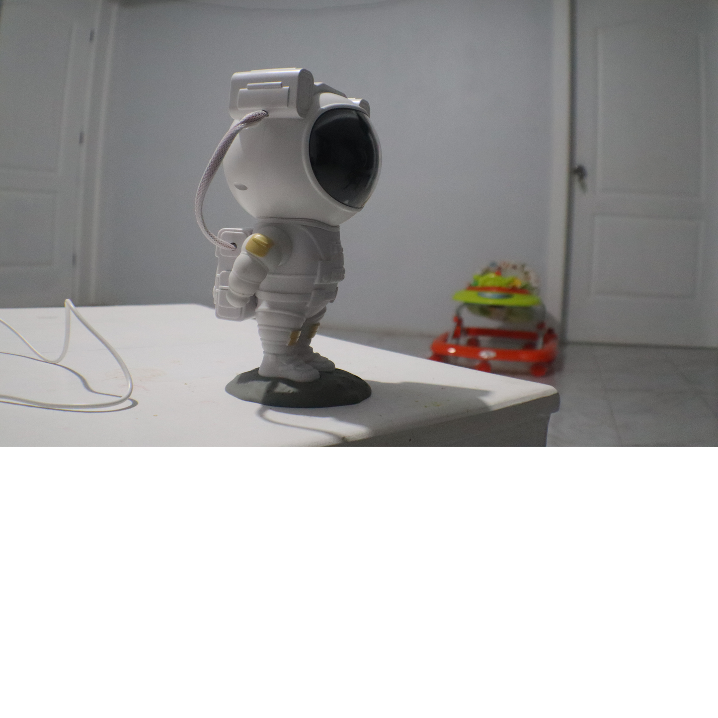 Transforma cualquier habitación en una galaxia mágica con el Astronaut Projector. Esta lámpara de proyección 360°