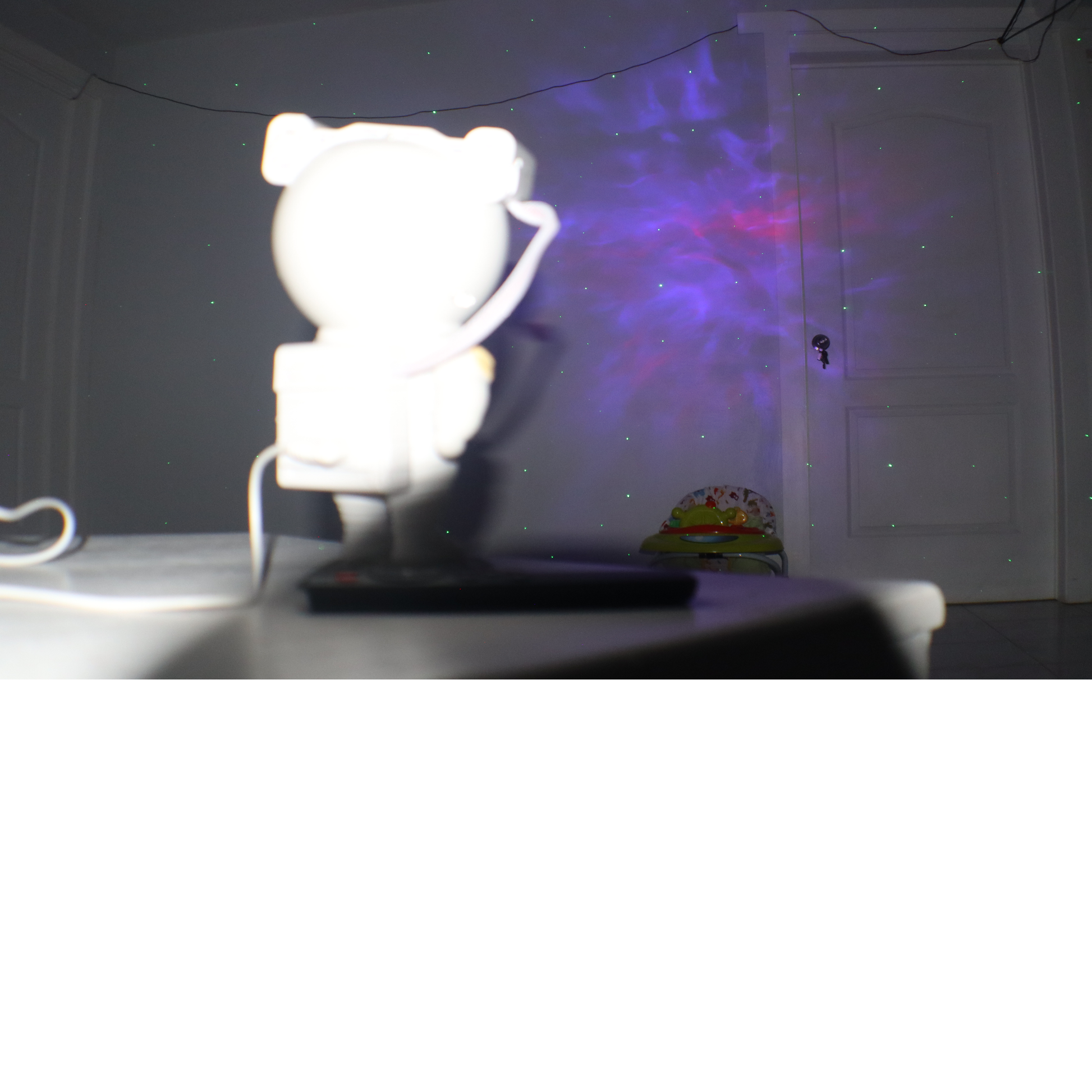 Transforma cualquier habitación en una galaxia mágica con el Astronaut Projector. Esta lámpara de proyección 360°