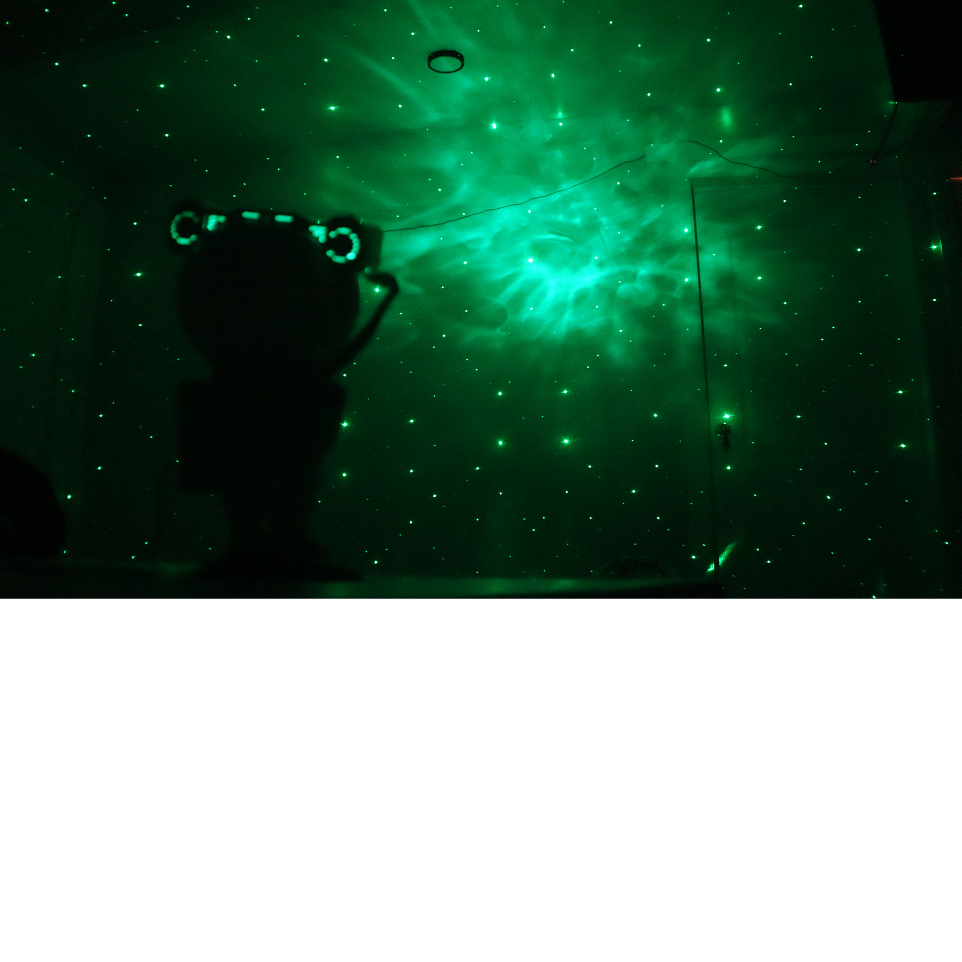 Transforma cualquier habitación en una galaxia mágica con el Astronaut Projector. Esta lámpara de proyección 360°
